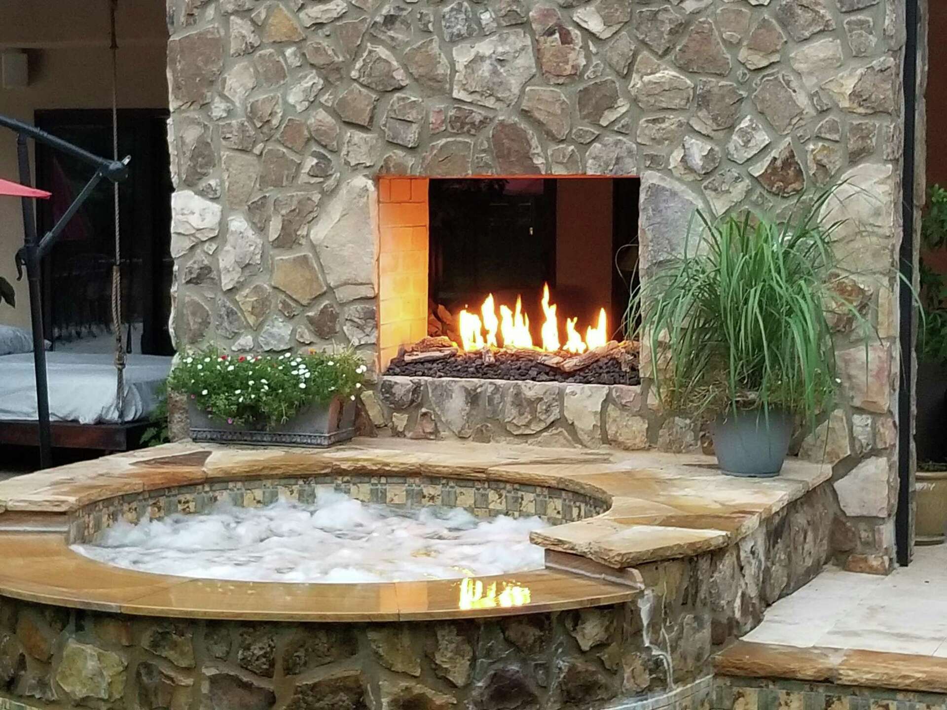 2026’s Hottest Outdoor Trend: Solar-Powered Tiki Torches vs. Propane Fire Bowls for Backyard Ambiance
